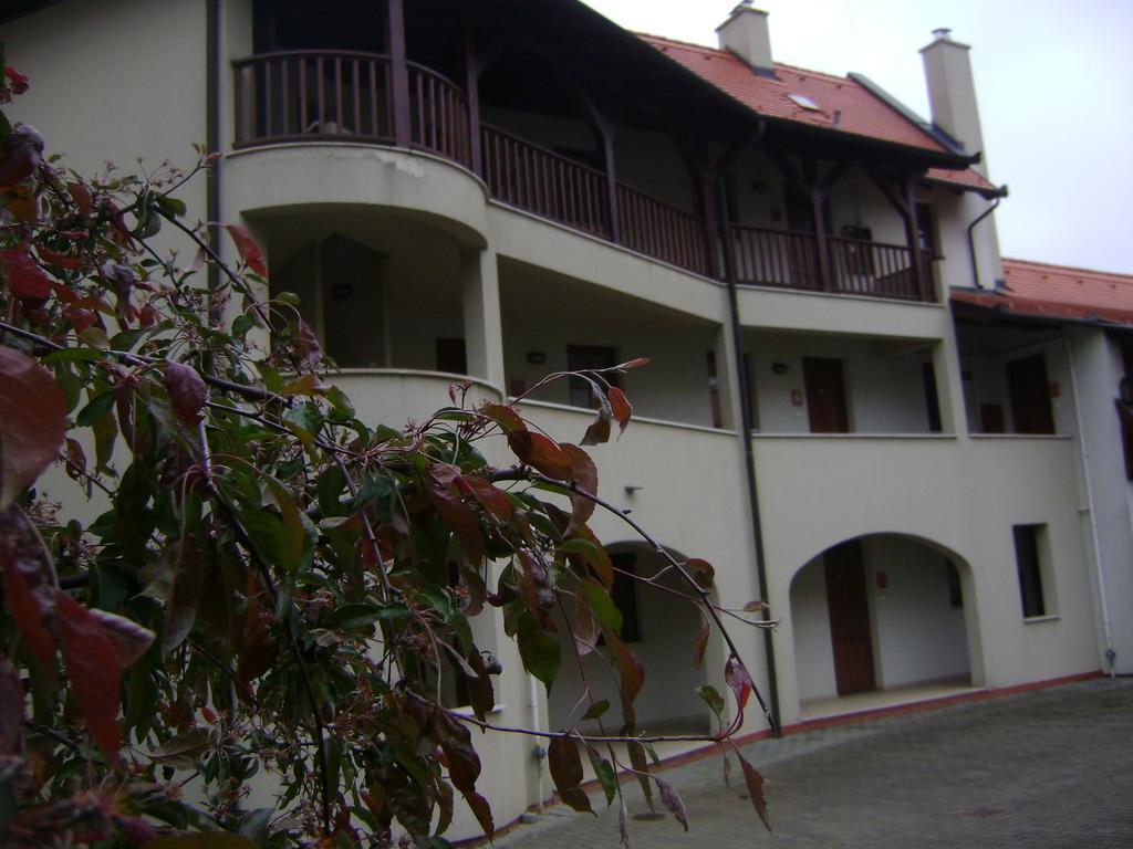 Arnyas Lakopark Hotel Alsopahok Exterior photo